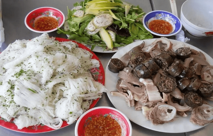 Thưởng thức bánh hỏi cháo lòng đặc sản Quy Nhơn