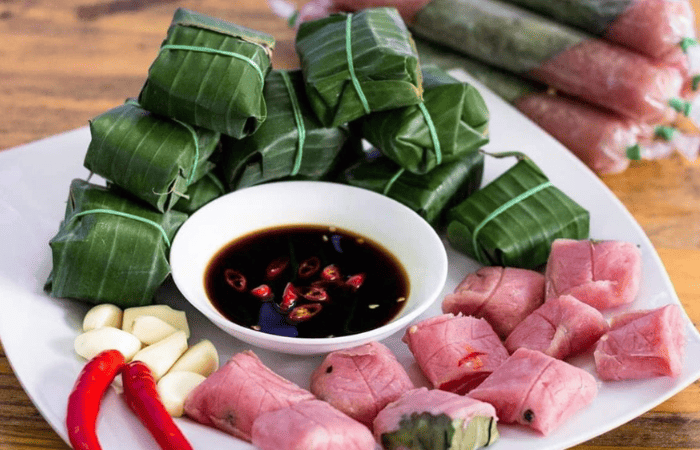 Du khách mua đặc sản Bình Định làm quà khi du lịch Quy Nhơn